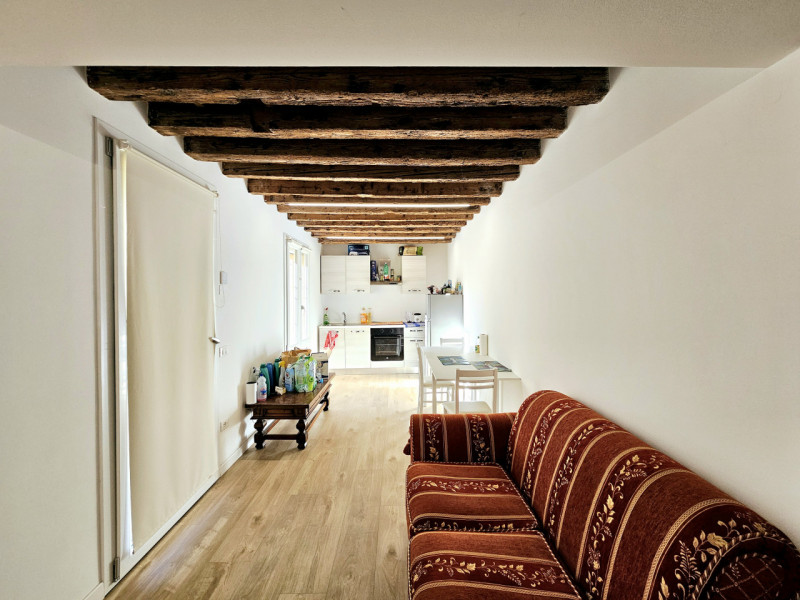 In centro a Monselice, proponiamo in affitto un moderno appartamento al piano terra con cortile e...