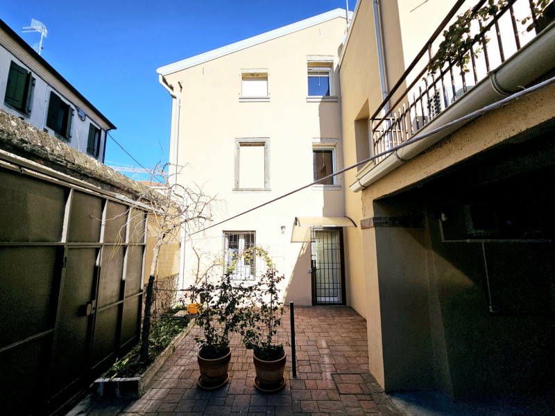 In centro a Monselice, proponiamo in affitto un moderno appartamento al piano terra con cortile e...