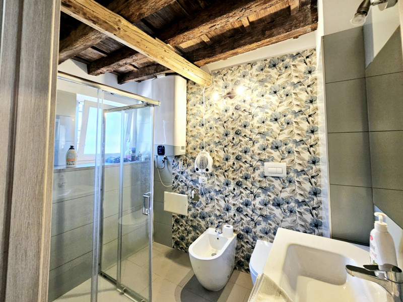 In centro a Monselice, proponiamo in affitto un moderno appartamento al piano terra con cortile e...