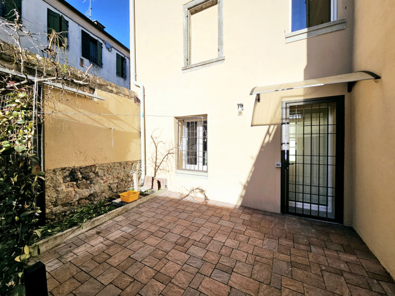 In centro a Monselice, proponiamo in affitto un moderno appartamento al piano terra con cortile e...