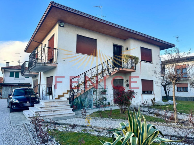 Immersa nella quiete di un elegante quartiere residenziale nel comune di Vazzola, in provincia di...