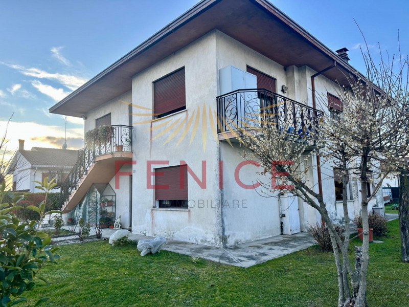 Immersa nella quiete di un elegante quartiere residenziale nel comune di Vazzola, in provincia di...