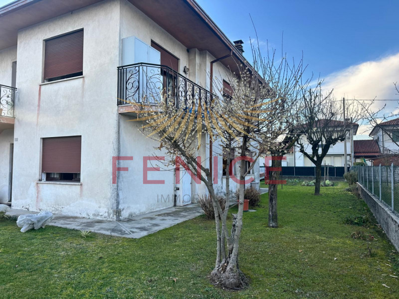 Immersa nella quiete di un elegante quartiere residenziale nel comune di Vazzola, in provincia di...