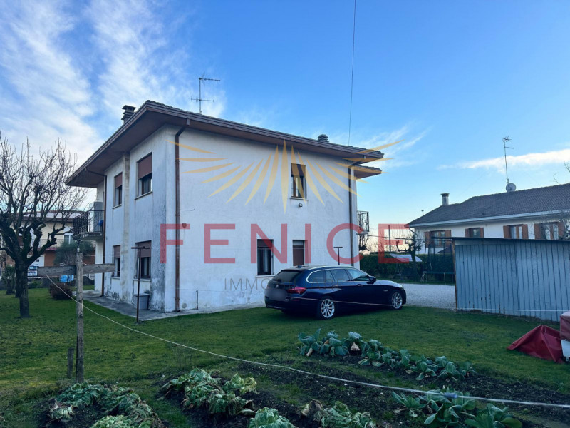Immersa nella quiete di un elegante quartiere residenziale nel comune di Vazzola, in provincia di...