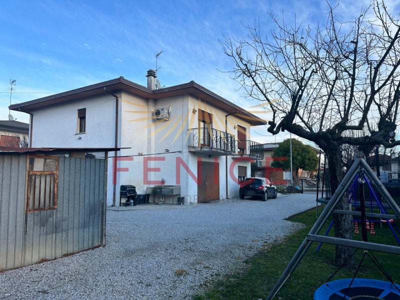 Immersa nella quiete di un elegante quartiere residenziale nel comune di Vazzola, in provincia di...