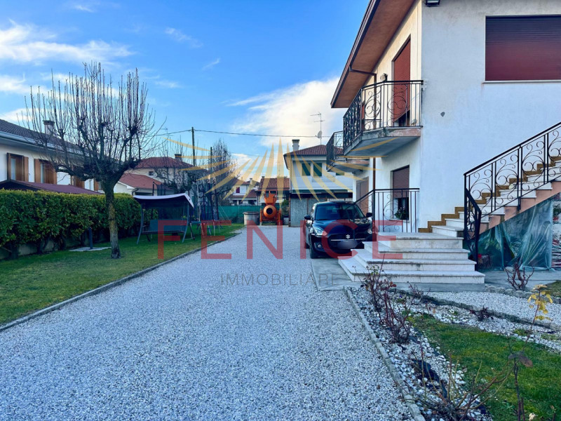 Immersa nella quiete di un elegante quartiere residenziale nel comune di Vazzola, in provincia di...
