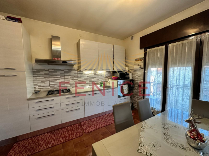 Immersa nella quiete di un elegante quartiere residenziale nel comune di Vazzola, in provincia di...