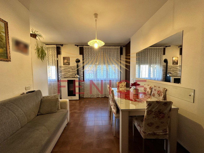 Immersa nella quiete di un elegante quartiere residenziale nel comune di Vazzola, in provincia di...