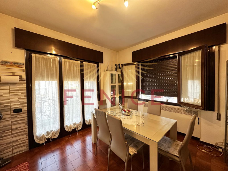 Immersa nella quiete di un elegante quartiere residenziale nel comune di Vazzola, in provincia di...