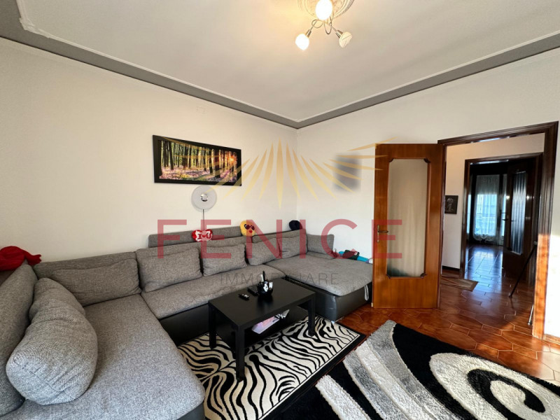 Immersa nella quiete di un elegante quartiere residenziale nel comune di Vazzola, in provincia di...