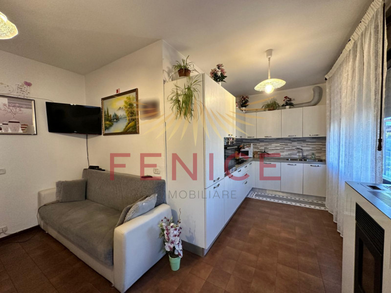 Immersa nella quiete di un elegante quartiere residenziale nel comune di Vazzola, in provincia di...