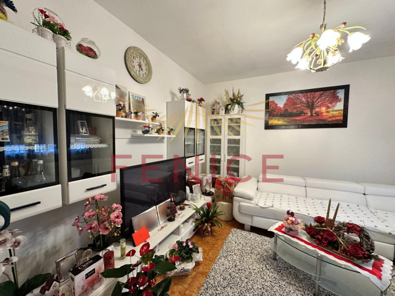 Immersa nella quiete di un elegante quartiere residenziale nel comune di Vazzola, in provincia di...