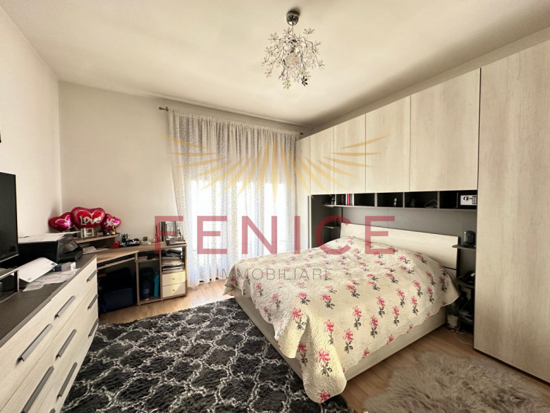 Immersa nella quiete di un elegante quartiere residenziale nel comune di Vazzola, in provincia di...