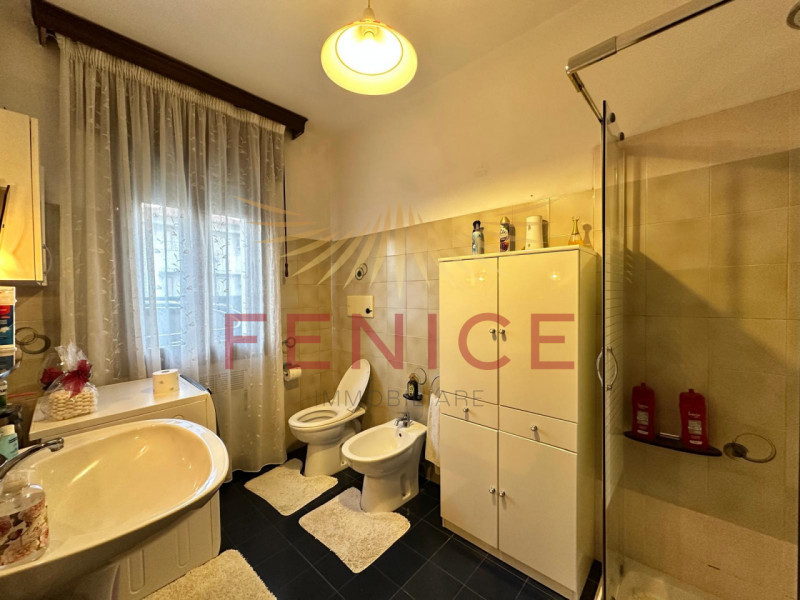 Immersa nella quiete di un elegante quartiere residenziale nel comune di Vazzola, in provincia di...