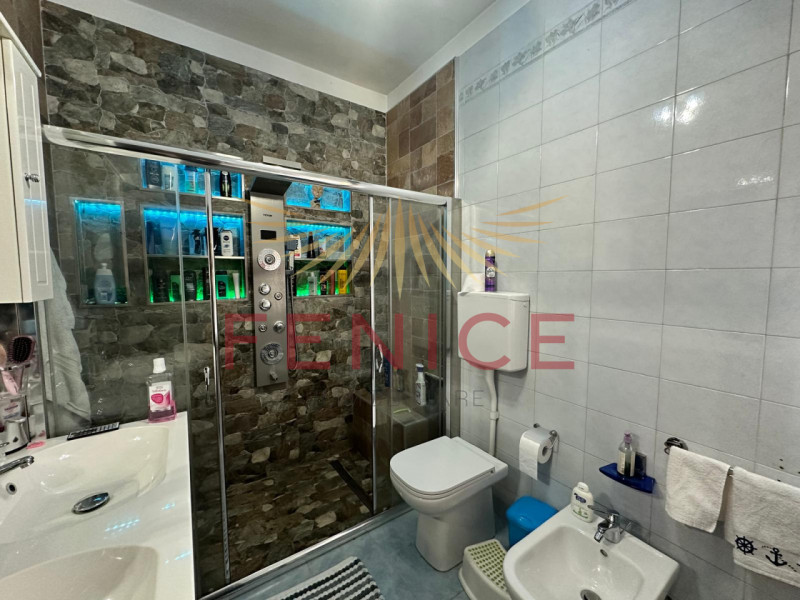 Immersa nella quiete di un elegante quartiere residenziale nel comune di Vazzola, in provincia di...