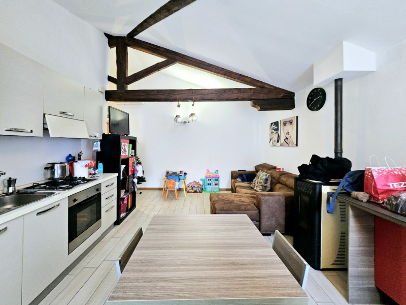 In una posizione comoda al Centro Storico di Monselice, proponiamo in affitto appartamento al pri...