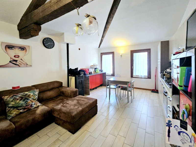 In una posizione comoda al Centro Storico di Monselice, proponiamo in affitto appartamento al pri...