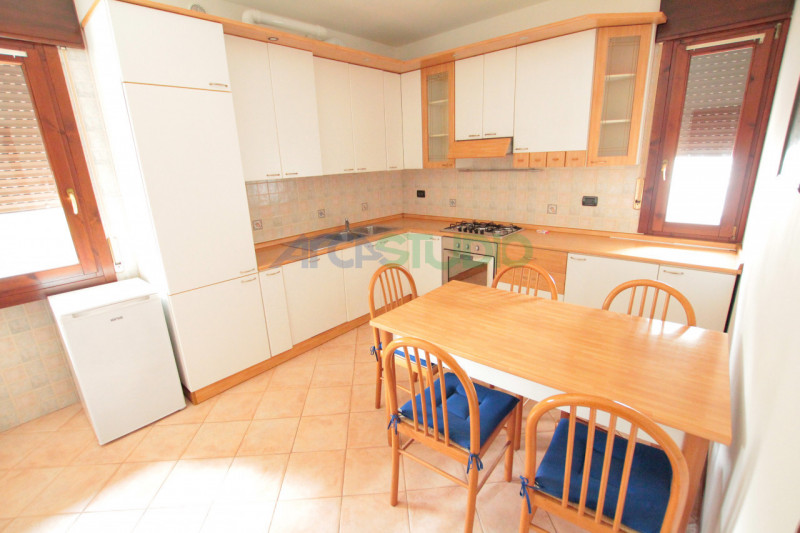 Quinto Vicentino: in ottima posizione centrale e tranquilla, affittasi grande appartamento bicame...