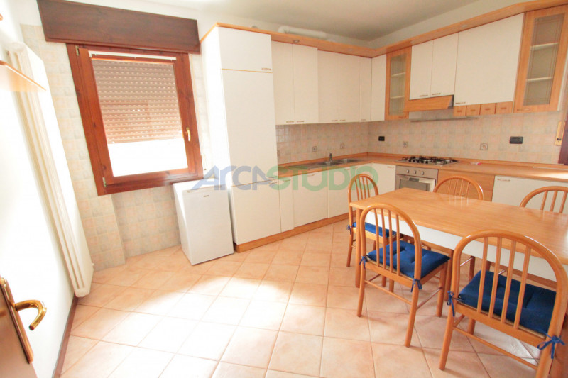 Quinto Vicentino: in ottima posizione centrale e tranquilla, affittasi grande appartamento bicame...