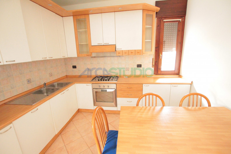 Quinto Vicentino: in ottima posizione centrale e tranquilla, affittasi grande appartamento bicame...