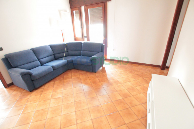 Quinto Vicentino: in ottima posizione centrale e tranquilla, affittasi grande appartamento bicame...