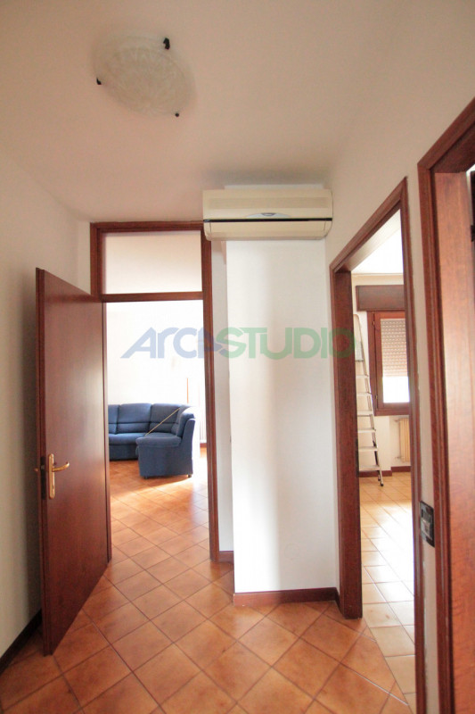 Quinto Vicentino: in ottima posizione centrale e tranquilla, affittasi grande appartamento bicame...