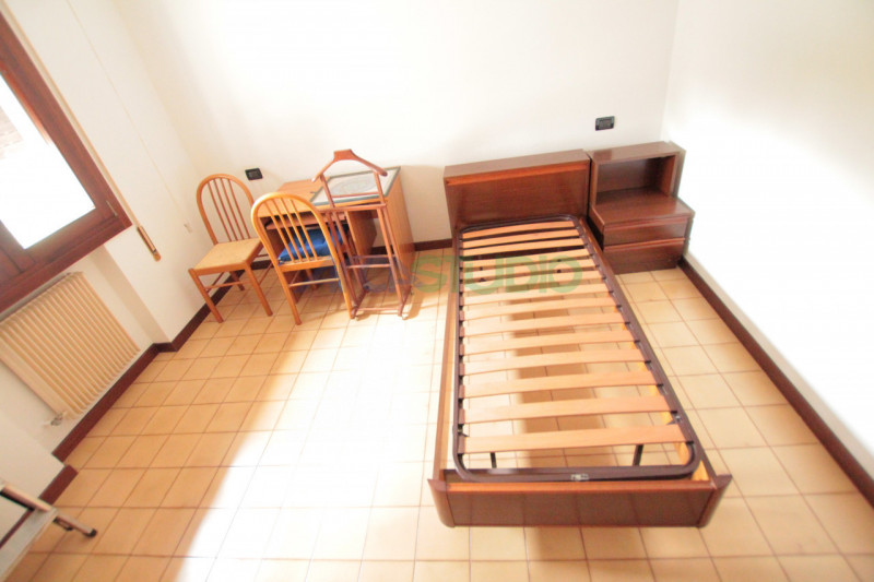 Quinto Vicentino: in ottima posizione centrale e tranquilla, affittasi grande appartamento bicame...