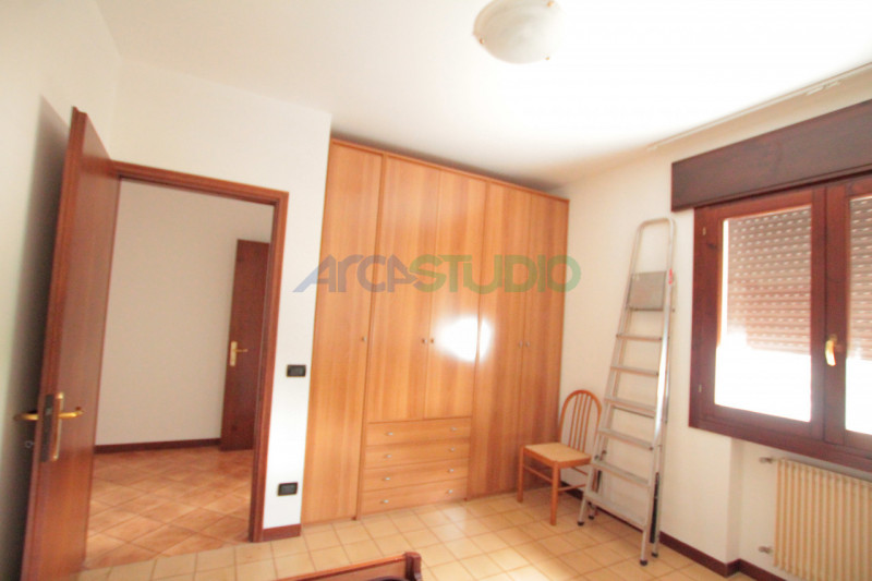 Quinto Vicentino: in ottima posizione centrale e tranquilla, affittasi grande appartamento bicame...