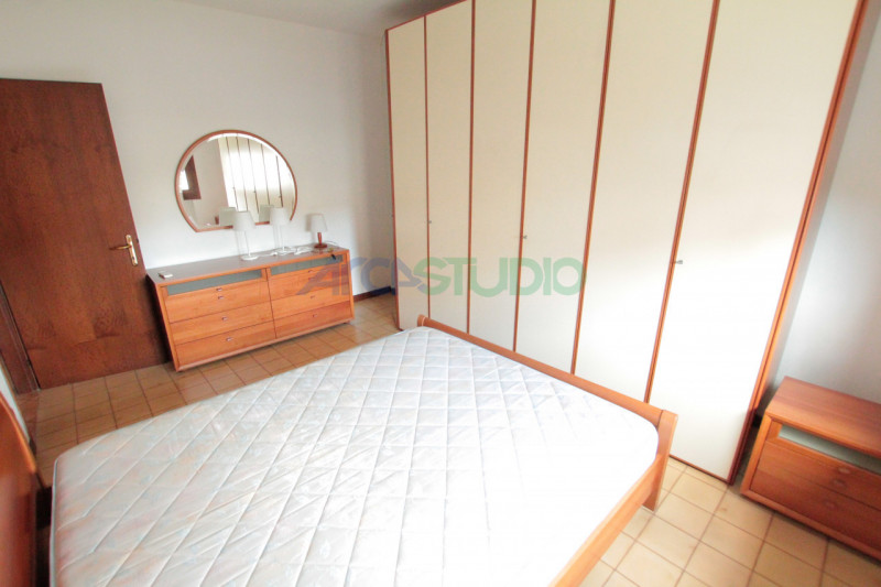 Quinto Vicentino: in ottima posizione centrale e tranquilla, affittasi grande appartamento bicame...