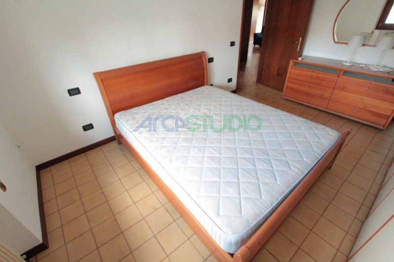 Quinto Vicentino: in ottima posizione centrale e tranquilla, affittasi grande appartamento bicame...