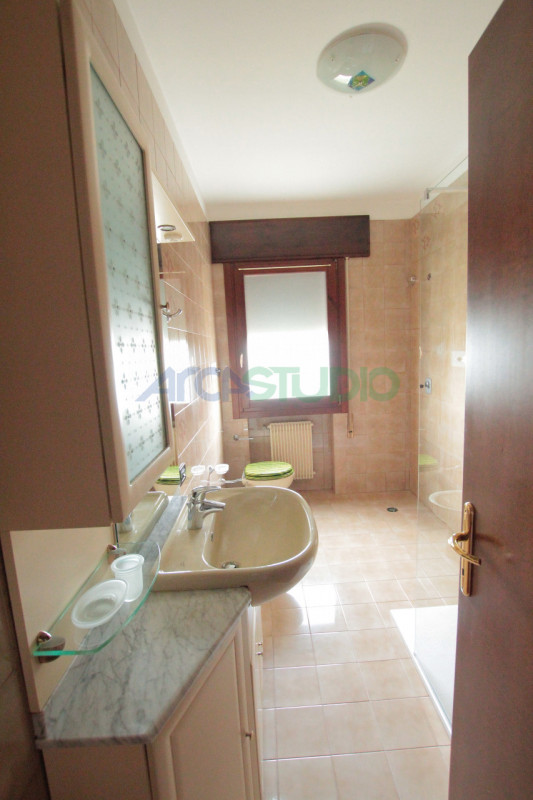 Quinto Vicentino: in ottima posizione centrale e tranquilla, affittasi grande appartamento bicame...