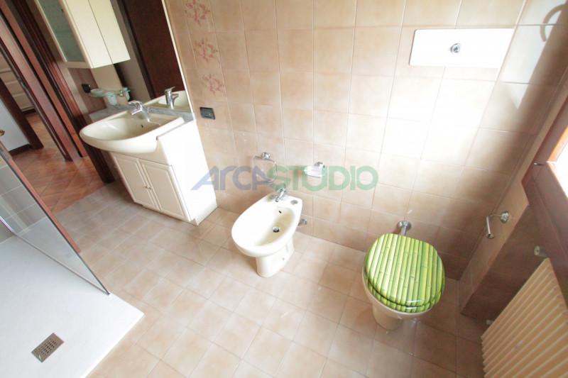 Quinto Vicentino: in ottima posizione centrale e tranquilla, affittasi grande appartamento bicame...