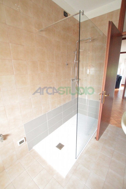 Quinto Vicentino: in ottima posizione centrale e tranquilla, affittasi grande appartamento bicame...