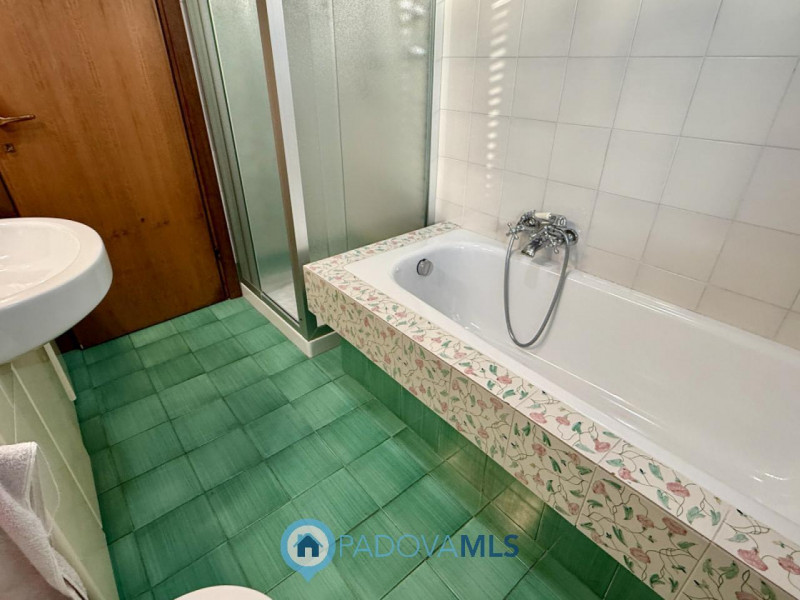 Immobile in esclusiva al Gruppo Padova MLS
Porzione di BIFAMILARE IN ORIZZONTALE con ingresso e g...