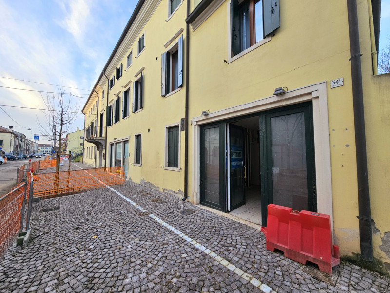 Proponiamo in affitto un interessante negozio ubicato in una zona di forte passaggio, comoda al c...