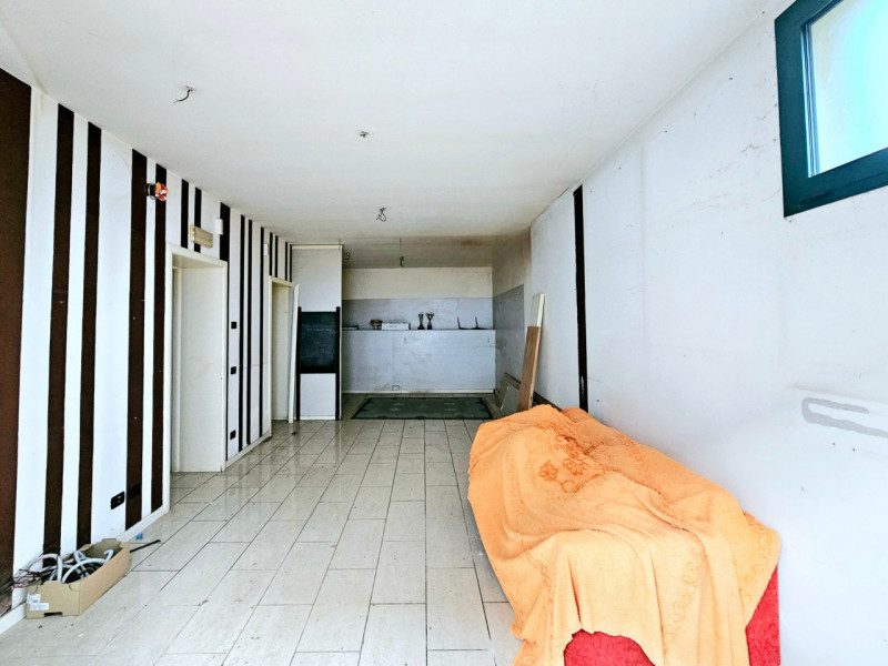 Proponiamo in affitto un interessante negozio ubicato in una zona di forte passaggio, comoda al c...