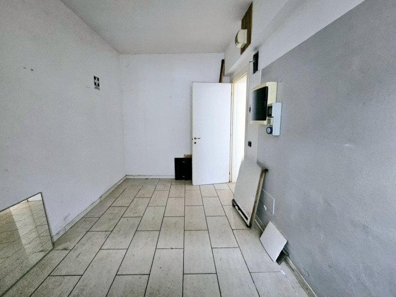 Proponiamo in affitto un interessante negozio ubicato in una zona di forte passaggio, comoda al c...