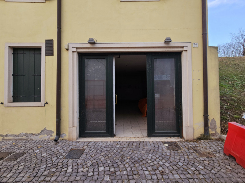 Proponiamo in affitto un interessante negozio ubicato in una zona di forte passaggio, comoda al c...