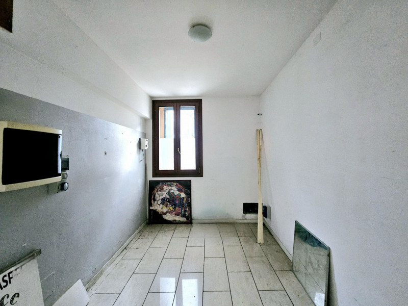 Proponiamo in affitto un interessante negozio ubicato in una zona di forte passaggio, comoda al c...