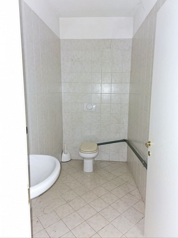 Proponiamo in affitto un interessante negozio ubicato in una zona di forte passaggio, comoda al c...