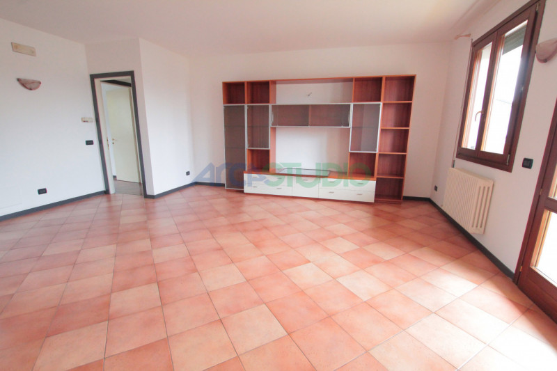 Bolzano Vicentino: in pieno centro paese comodo ai servizi principali, introvabile soluzione di a...