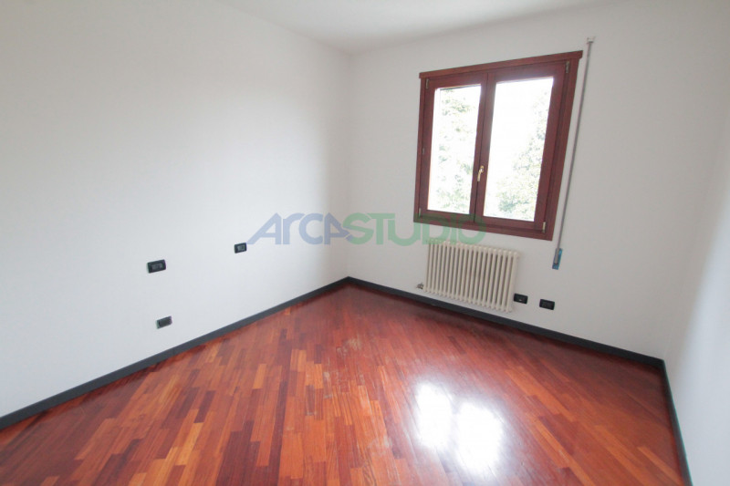 Bolzano Vicentino: in pieno centro paese comodo ai servizi principali, introvabile soluzione di a...