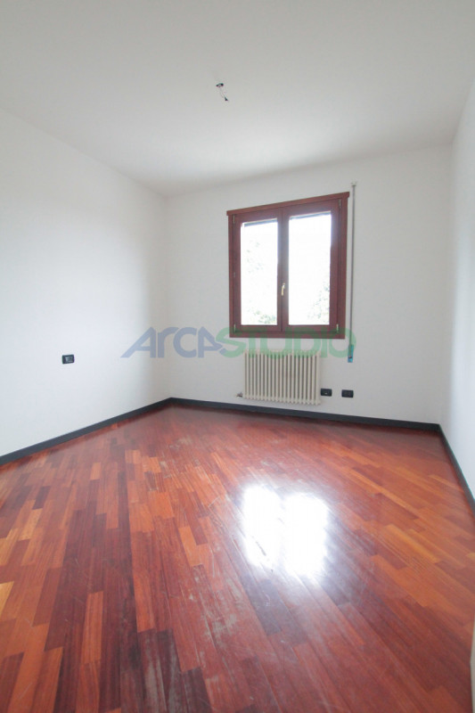 Bolzano Vicentino: in pieno centro paese comodo ai servizi principali, introvabile soluzione di a...