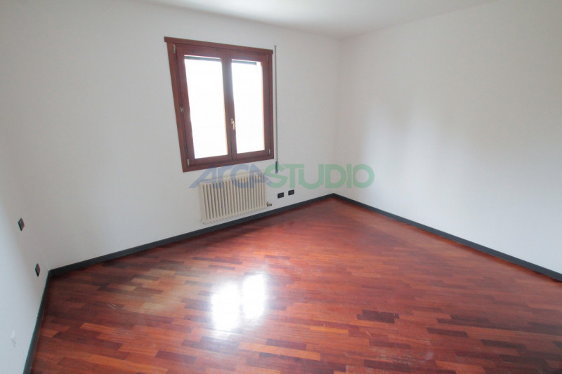 Bolzano Vicentino: in pieno centro paese comodo ai servizi principali, introvabile soluzione di a...