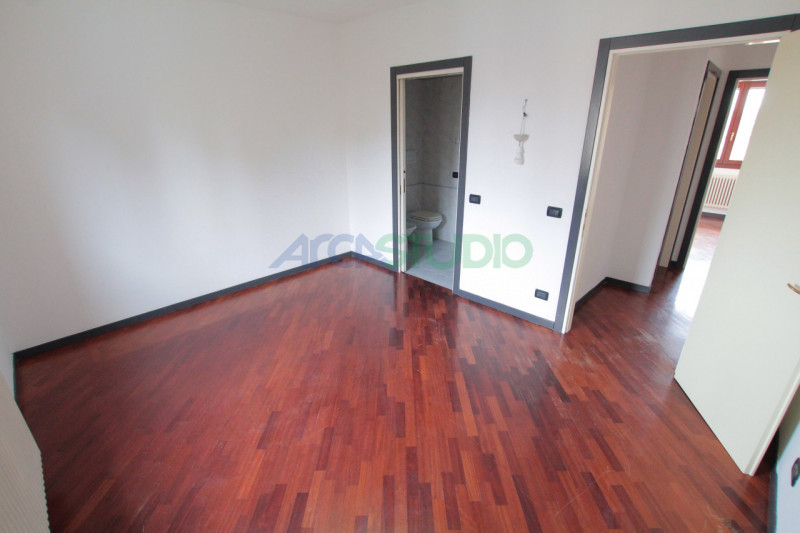 Bolzano Vicentino: in pieno centro paese comodo ai servizi principali, introvabile soluzione di a...