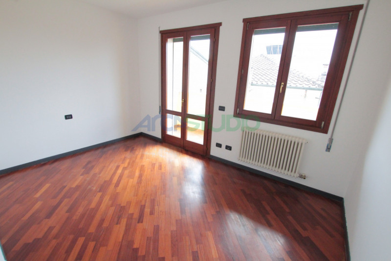 Bolzano Vicentino: in pieno centro paese comodo ai servizi principali, introvabile soluzione di a...