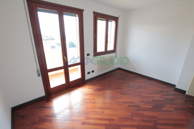 Bolzano Vicentino: in pieno centro paese comodo ai servizi principali, introvabile soluzione di a...