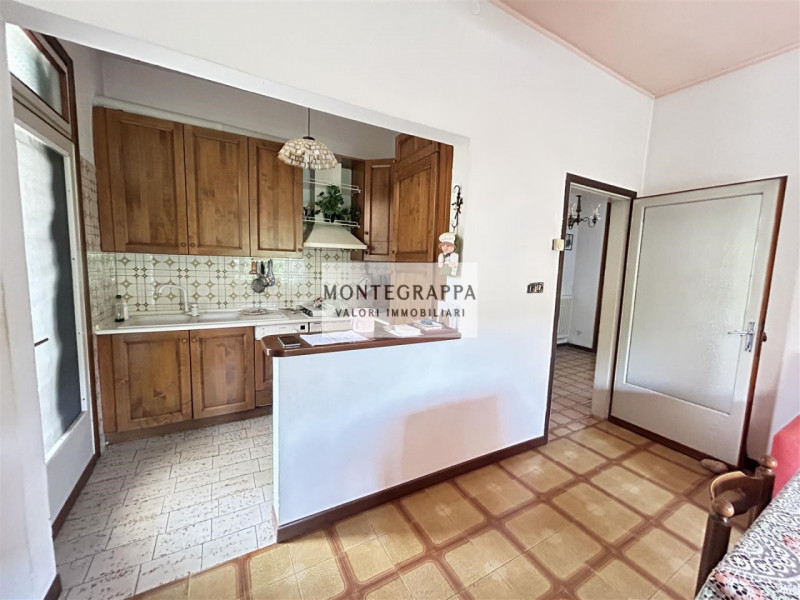 In zona comoda a tutti i servizi, proponiamo casa singola disposta su tre livelli, ideale per chi...