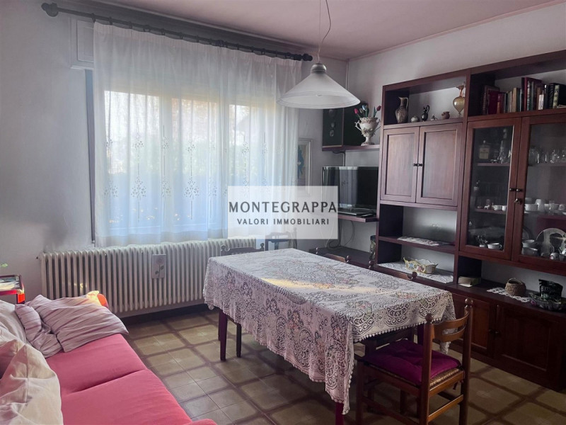 In zona comoda a tutti i servizi, proponiamo casa singola disposta su tre livelli, ideale per chi...