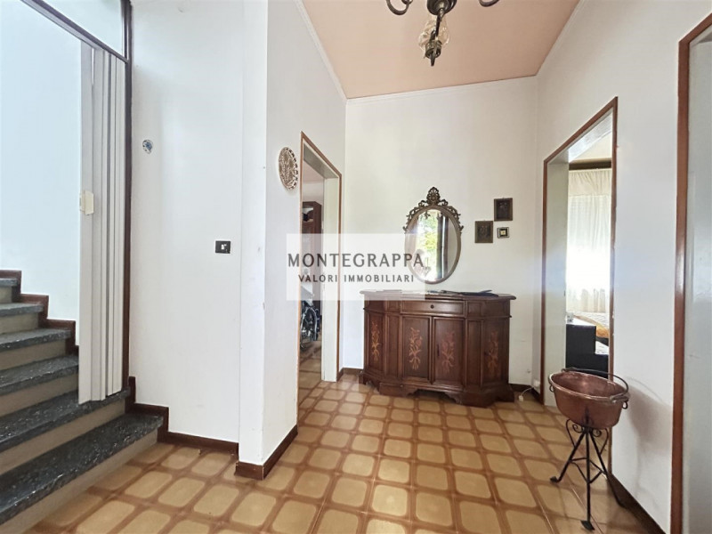 In zona comoda a tutti i servizi, proponiamo casa singola disposta su tre livelli, ideale per chi...